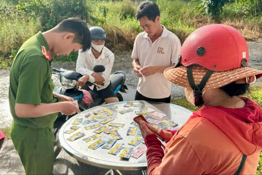 Người bán vé số bị nước cuốn trôi, may mắn được cứu kịp thời