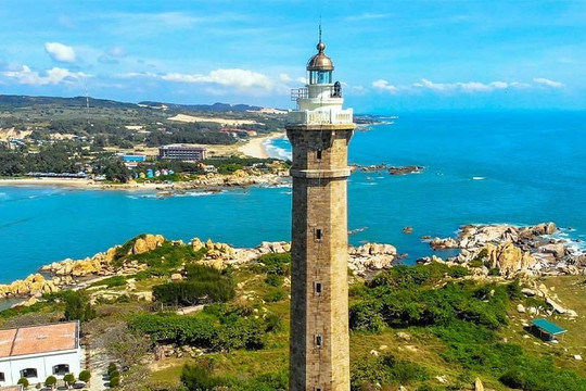 The Ke Ga Lighthouse - companion to the ocean