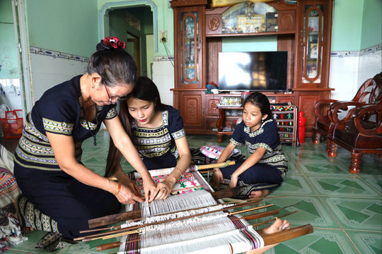 Giữ sợi chỉ dân tộc giữa nhịp sống hiện đại