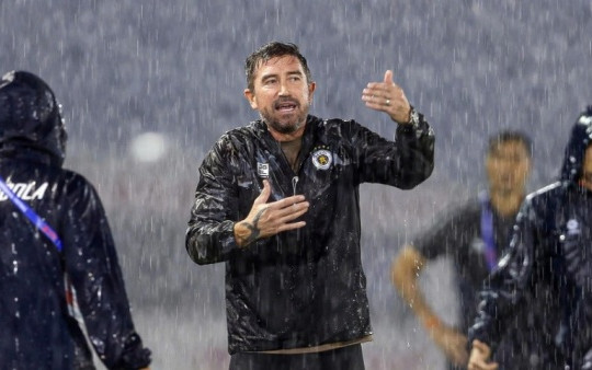 Hà Nội ngược dòng 3-2 Becamex TP.HCM, Kewell chê mặt sân