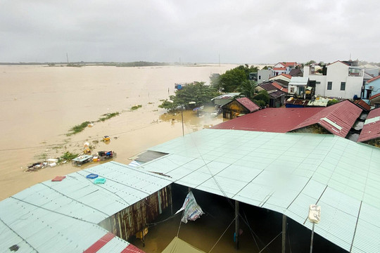 Lũ trên các sông ở Huế và Đà Nẵng đang lên, mực nước trên báo động 3