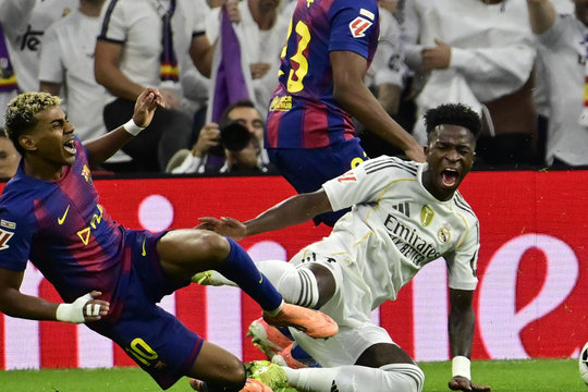 Barca sa sút: Hansi Flick căng thẳng và bài toán Yamal