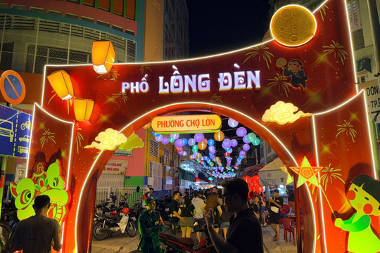 Phố lồng đèn TPHCM: Trải nghiệm Trung thu rực rỡ ở Chợ Lớn