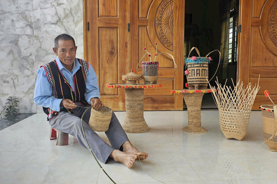 Đưa chính sách đến với đồng bào dân tộc thiểu số