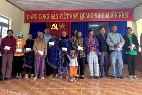 Lãnh đạo xã Đam Rông 4 gặp gỡ các hộ dân vùng đặc biệt khó khăn tại thôn Đưng K’Nớ 5