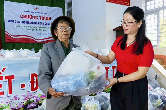 Trao 900 suất quà cho người dân khó khăn tỉnh Lâm Đồng
