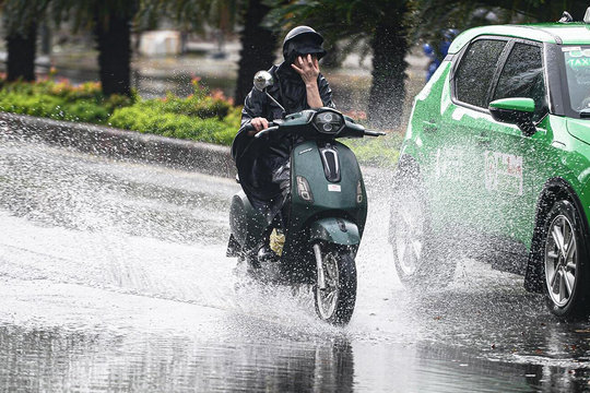 Trung Bộ tiếp tục hứng mưa lớn kéo dài, Bắc Bộ đón không khí lạnh tăng cường