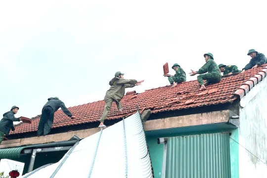 Huế: Đồn Biên phòng Phong Hải hỗ trợ dân sau lốc xoáy