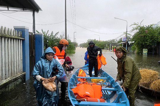 Thời tiết ngày 30/10: Không khí lạnh tràn xuống, Bắc Bộ chuyển lạnh, Trung Bộ mưa rất to