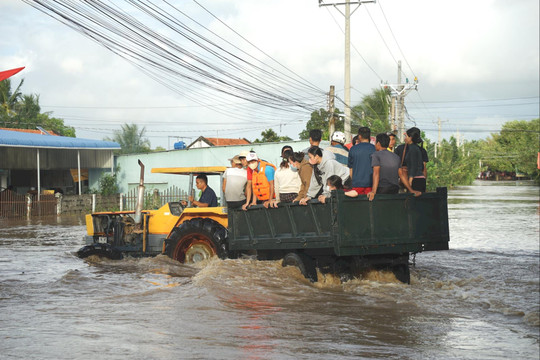 Hàm Thuận Bắc kịp thời hỗ trợ người dân vùng lũ
