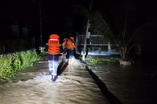 Nước lũ dâng cao, hàng chục hộ dân xã Hàm Thuận bị cô lập