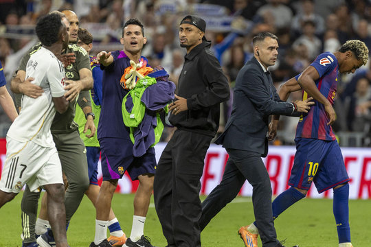 Lamine Yamal ở ngã rẽ: theo Neymar hay trở thành Messi