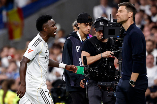 Vinicius xin lỗi Real sau Siêu kinh điển 2-1, nhưng bỏ qua Alonso