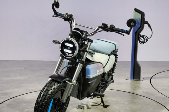 Suzuki e-VanVan: Huyền thoại 125cc trở lại với động cơ điện