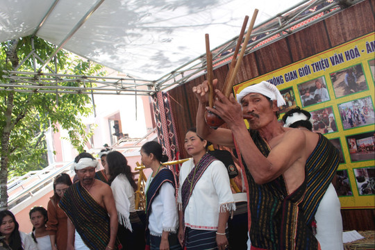Artisan Ya Saky Keeps the Soul of the Churu Bamboo-Calabash Flute Alive