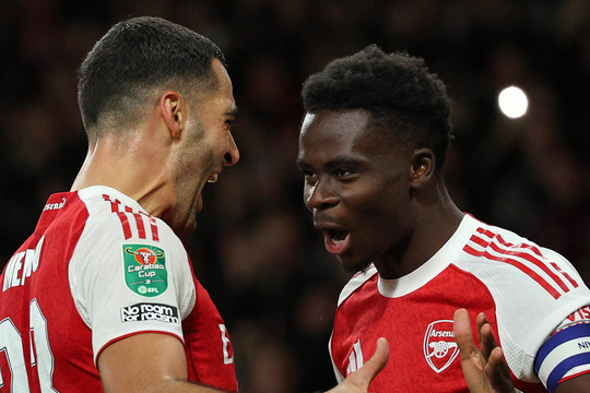 Arsenal 2-0 Brighton: Nwaneri mở, Saka chốt vé tứ kết