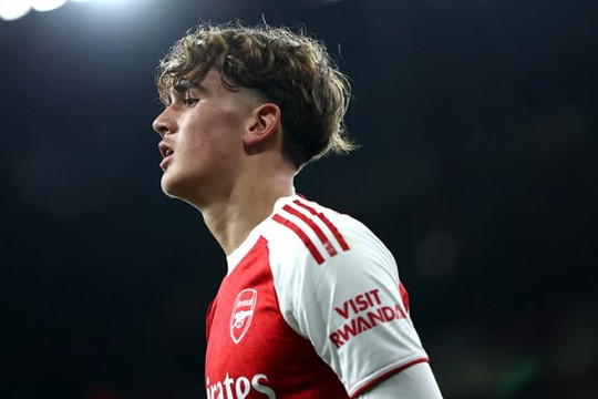 Dowman 15 tuổi đá chính, Arsenal thắng Brighton 2-0