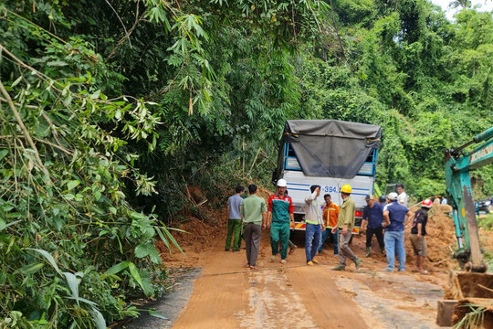 Sạt lở nghiêm trọng trên đèo Gia Bắc, giao thông tê liệt