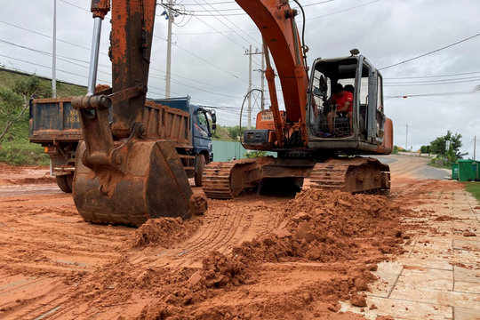 Cát đỏ tràn xuống đường Lạc Long Quân qua phường Tiến Thành