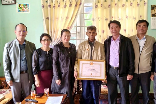 Phường Lang Biang - Đà Lạt trao Huy hiệu Đảng tại nhà cho đảng viên sức khỏe yếu