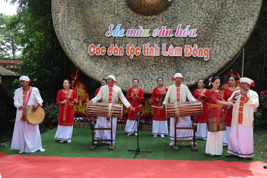 Traditional crafts in the turning point of an era