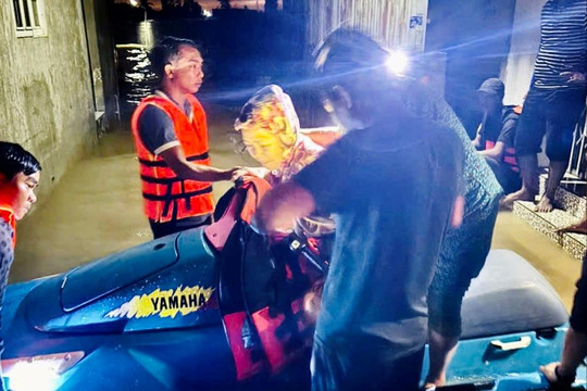Đội Chữa cháy và CNCH khu vực 5: Khẩn trương cứu người dân mắc kẹt trong vùng ngập lụt