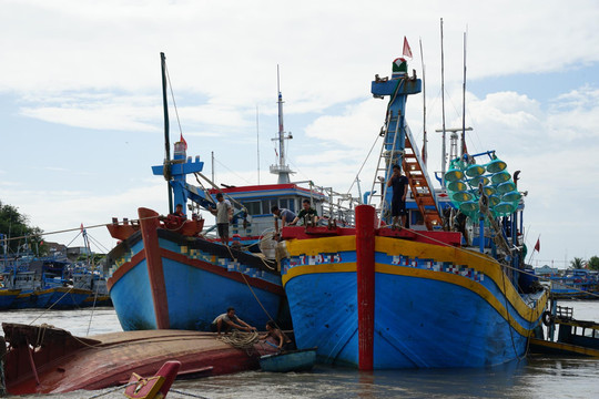 Cứu hộ tàu cá bị chìm trên sông Cái