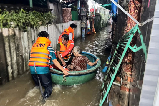 Khẩn trương di dời hàng trăm hộ dân ven sông Cà Ty đến nơi an toàn