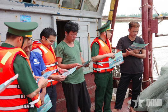 Chung tay gỡ "thẻ vàng"