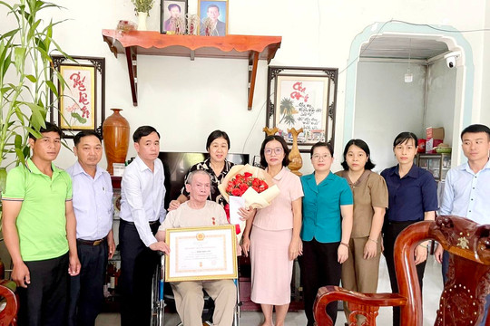 Xã Đam Rông 2 trao tặng Huy hiệu Đảng cho đảng viên tại nhà