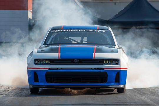 Dodge Charger Drag Pak 2026: Hemi V-8 trở lại cho đường đua