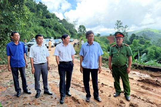 Phó Chủ tịch UBND tỉnh Lâm Đồng Nguyễn Minh kiểm tra tại đèo Gia Bắc