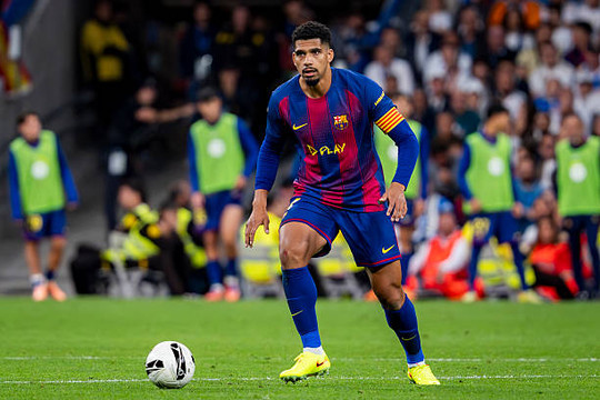 Araujo tiết lộ lời khuyên đổi đời ở Barcelona, từ tiền đạo