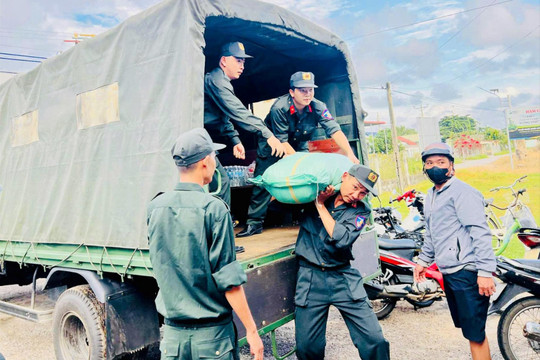 Phòng cảnh sát cơ động thăm, tặng quà người dân vùng ngập lụt xã Hàm Liêm
