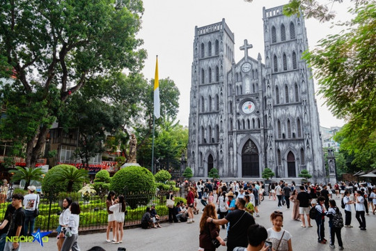Nhà Thờ Lớn: Nét thu Hà Nội qua ly trà chanh và xôi cốm
