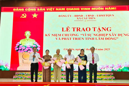 Cát Tiên trao Huy hiệu Đảng, Kỷ niệm chương vì sự nghiệp xây dựng, phát triển tỉnh Lâm Đồng