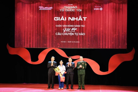 Cô học sinh làng chài viết tiếp ước mơ từ chính quê hương mình