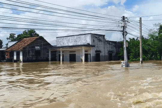 Khẩn cấp cứu hộ người dân vùng ngập lụt