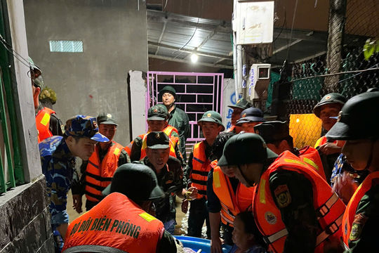 Lực lượng vũ trang Lâm Đồng dầm mình trong nước, giúp dân ứng phó ngập lụt