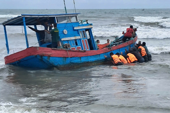 Cứu tàu cá ở Liên Hương bị sóng lớn đánh, chìm một phần