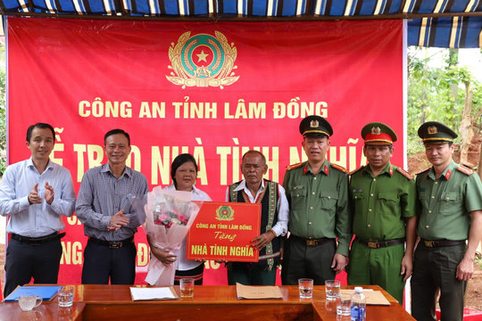 Công an Lâm Đồng trao những mái ấm đầu tiên trong đợt 2 xóa nhà tạm