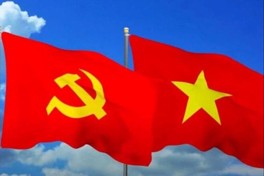 Bộ Chính trị, Ban Bí thư yêu cầu hoàn thành bố trí 100% Chủ tịch UBND, Chủ nhiệm UBKT, Chánh án TAND tỉnh không phải là người địa phương trước 15/12/2025