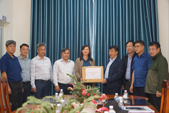 Bí thư Tỉnh ủy Lâm Đồng Y Thanh Hà Niê Kđăm thăm, kiểm tra trường mẫu giáo ở Hiệp Thạnh