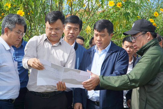 Bí thư Tỉnh ủy Lâm Đồng Y Thanh Hà Niê Kđăm kiểm tra, chỉ đạo ứng phó mưa lũ tại Hiệp Thạnh