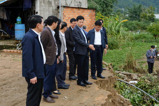 Phó Bí thư Tỉnh ủy Lâm Đồng Lưu Văn Trung thăm, động viên người dân vùng lũ Ka Đô