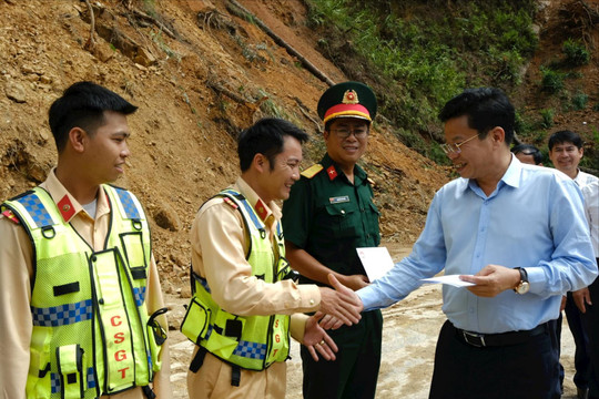 Phó Bí thư Tỉnh ủy Lâm Đồng Lưu Văn Trung kiểm tra, động viên lực lượng ứng trực tại khu vực sạt trượt đèo D’Ran