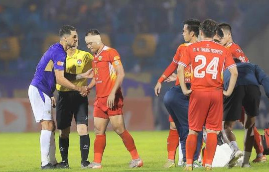 Hồng Lĩnh Hà Tĩnh thắng Hà Nội 2-1, Trọng Hoàng suýt đứt tai