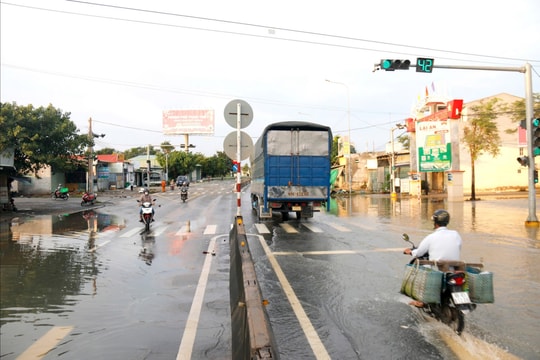 Quốc lộ 1A qua phường Hàm Thắng thông tuyến sau hơn một ngày bị ngập