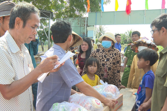 Xã Hàm Thuận Bắc hỗ trợ người dân khắc phục thiệt hại sau mưa lũ