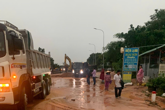 Cát tràn qua Quốc lộ 1A, giao thông bị gián đoạn